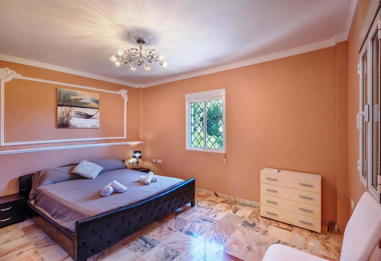 Villa Domus Vesta มาร์เบยา ภายนอก รูปภาพ